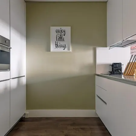 Apartment Plum Guide - Wind Portal Lisbon